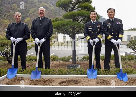 BUSAN, Repubblica di Corea (5 aprile 2017) (da sinistra a destra) Vice Adm. Joseph P. Aucoin, commander, U.S. 7 flotta, ADM. Scott Swift, commander, U.S. Flotta del Pacifico, Repubblica di Corea (ROK) Navy Vice Adm. Jung, Jin-Sup, commander, Rok e la flotta Adm posteriore. Kim Jong-Il, vice comandante per la flotta ROK posano per una foto prima di una piantagione di alberi cerimonia. Come un segno della duratura partnership navale, ROK flotta invita ogni U.S. 7 Il comandante della flotta per piantare un albero sulla base della Rok flotta in Busan. Swift è un ex 7 comandante della flotta. Questo è rapida la terza visita alla penisola poiché assumendo virgola Foto Stock