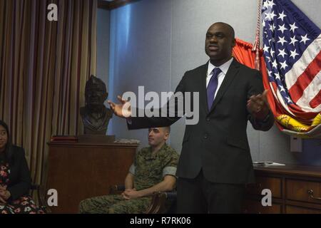 Charles A. Thomas, coordinatore della sicurezza, piani, politiche e operazioni dà commento durante la sua cerimonia di premiazione presso il Pentagono di Arlington, Virginia, 3 aprile 2017. Thomas ha ricevuto il 2016 coordinatore della sicurezza del premio di anno. Foto Stock