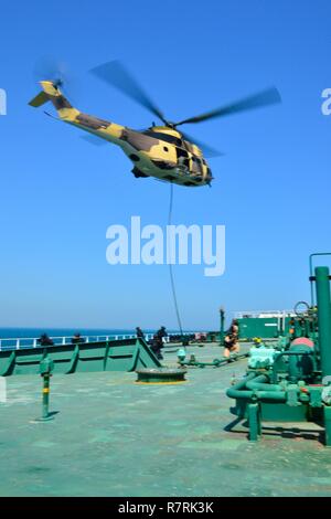 Kuwaitiana ACQUE TERRITORIALI, Kuwait - Elite militari di forze per le operazioni speciali del consiglio di cooperazione del Golfo e la condotta degli Stati Uniti la simulazione di una risposta rapida per il dirottamento del motore tanker, o petroliera Hadiyah, 3 Aprile in Kuwait le acque territoriali. Le forze speciali squadre dal GCC, E DEGLI STATI UNITI Naval Special Warfare e rigida-scafo gommone squadre simulato un aria e mare-borne inserimento rapido, la ricerca e il sequestro della nave cisterna occupata e i suoi sequestratori e il rilascio sicuro della petroliera equipaggio. Il raid è stato un cumulativo esercizio congiunto che testato i partecipanti' ta Foto Stock