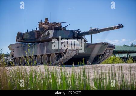 Principali gen. John K. amore si siede in cima ad un M1A1 Abrams serbatoio a Camp Lejeune, N.C., 5 aprile 2017. Amore speso del tempo per interagire con i Marines di Bravo Company, 2° battaglione del serbatoio durante il controllo di un serbatoio e dei suoi vari sistemi di armamenti. L amore è il comandante generale della seconda divisione Marine. Foto Stock