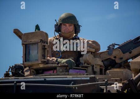 Principali gen. John K. amore si siede in cima ad un M1A1 Abrams serbatoio a Camp Lejeune, N.C., 5 aprile 2017. Amore speso del tempo per interagire con i Marines di Bravo Company, 2° battaglione del serbatoio durante il controllo di un serbatoio e dei suoi vari sistemi di armamenti. L amore è il comandante generale della seconda divisione Marine. Foto Stock