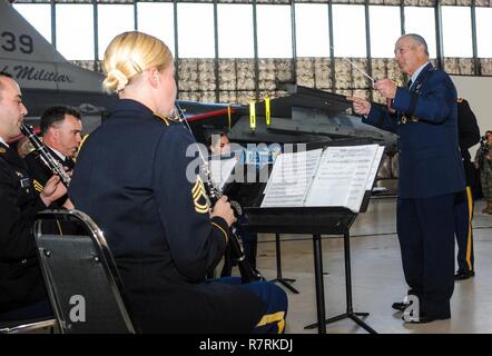 United States Air Force Il Mag. Gen. H. Michael Edwards, l aiutante generale del Colorado conduce il Colorado Esercito Nazionale banda di guardia durante la sua cerimonia di pensionamento per il Colorado Air National Guard di hangar 801 su Buckley Air Force Base, Aurora Colo. Aprile 2, 2017. Il Mag. Gen. Edwards ha dedicato 43 anni di servizio militare e fu la XLII aiutante generale dello stato del Colorado. (Air National Guard Foto Stock