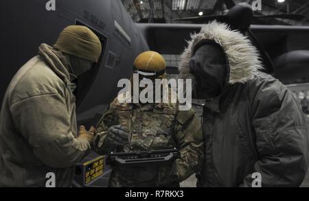 Aria Commandos dal 1 Operazioni Speciali Manutenzione aeromobili squadrone guardare un passo-passo lista al Eglin Air Force Base Fla., Marzo 21, 2017. Questo elenco di controllo è stato utilizzato per portare la potenza per la AC-130J Ghostrider gunship mentre subì la sua prima immersione a freddo, un test svolto per esaminare i velivoli competenza operativa e resilienza in temperature artiche. Foto Stock