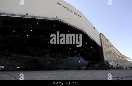 Aria Commandos dal 1 Operazioni Speciali Manutenzione aeromobili squadrone trainare un AC-130J Ghostrider gunship fuori del McKinley laboratorio climatiche a Eglin Air Force Base, Marzo 22, 2017. Il gunship subì la prima immersione a freddo, un test fatto per esaminare il velivolo è in grado di funzionare a temperature estreme. (Air Force Foto Stock