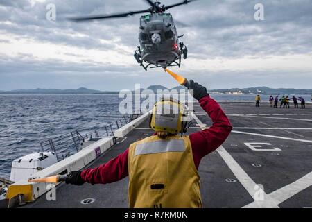 BUCKNER BAY (5 aprile 2017) Aviation Ordnanceman Airman Classe Alicia Alvarez dirige un UH-Y Huey elicottero, assegnato a mezzo marino Tiltrotor Squadron (VMM) 262 (rinforzato), a prendere il via dal ponte di volo del trasporto anfibio USS dock Green Bay (LPD 20). Green Bay, parte dell'Bonhomme Richard Expeditionary Strike gruppo, con avviato 31 Marine Expeditionary Unit, è di pattuglia, operando in Indo-Asia-regione del Pacifico per migliorare la prontezza combattimento e la postura in avanti come una pronta risposta in vigore per qualsiasi tipo di emergenza. Foto Stock