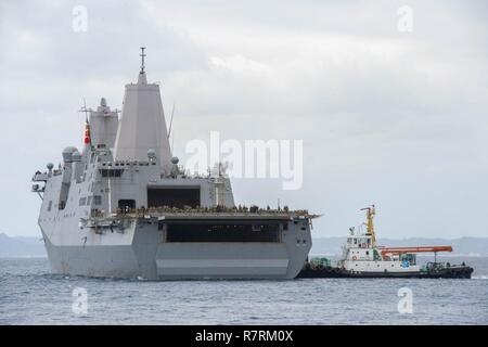 OKINAWA, in Giappone (5 aprile 2017) Il trasporto anfibio USS dock Green Bay (LPD 20) si prepara a moor pier lato a spiaggia bianca di Okinawa, in Giappone. Green Bay, parte dell'Bonhomme Richard Expeditionary Strike gruppo, con avviato 31 Marine Expeditionary Unit, è di pattuglia, operando in Indo-Asia-regione del Pacifico per migliorare la prontezza combattimento e la postura in avanti come una pronta risposta in vigore per qualsiasi tipo di emergenza. Foto Stock