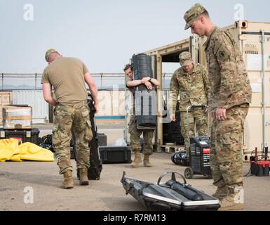 POHANG, Repubblica di Corea (4 aprile 2017) - USA I soldati dell esercito attaccato al 74Engineering Dive Det. disimballare l'apparecchiatura durante il funzionamento del pacifico esercizio di raggiungere 2017 (OPRex17). OPRex17 è un accordo bilaterale per l'evento di formazione progettati al fine di garantire la preparazione e sostenere la Rok-STATI UNITI Alliance esercitando un'area Distribution Center (ADC), un terminale Aria punto di alimentazione (ATSP), Combined Joint Logistics Over-the-Shore (CJLOTS), e l'uso della ferrovia, vie di navigazione interna e costiera operazioni di sollevamento per convalidare il funzionamento concetto reach. Foto Stock