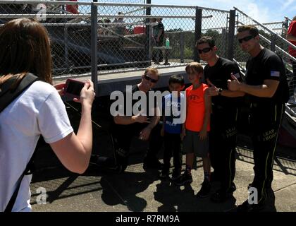 BILOXI Miss. (4 aprile 2017) membri dell'U.S. Navy Parachute Team "Il salto delle Rane" rappresentano per le foto con gli studenti di North Bay scuola elementare, durante un evento di paracadutismo presso il Biloxi High School stadium, come parte della costa del Golfo del Mississippi Navy settimana. Gulfport Biloxi/è una delle regioni selezionate per ospitare un 2017 Navy la settimana, una settimana dedicata a sollevare U.S. Navy in consapevolezza attraverso irradiazione locale, nel servizio alla comunità e mostre. Foto Stock