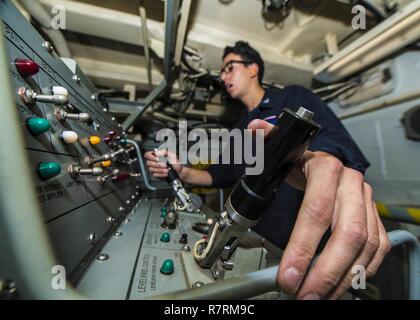 Acque che circondano il coreano PENNINSULA (31 marzo 2017) Tecnico Sonar (Superficie) terza classe Juan Browndoig, da Pensacola, Florida, opera una multifunzione trainato array (MFDA) console da Arleigh Burke-class guidato-missile destroyer USS Barry (DDG 52) durante una simulazione di caccia sottomarino di esercizio. Barry è che partecipano a una nave di superficie anti-guerra sottomarina prontezza ed efficacia misurare esercizio, un multi-nazionale esercizio inteso a rafforzare l'interoperabilità di Stati Uniti e Repubblica di Corea marine militari. Foto Stock