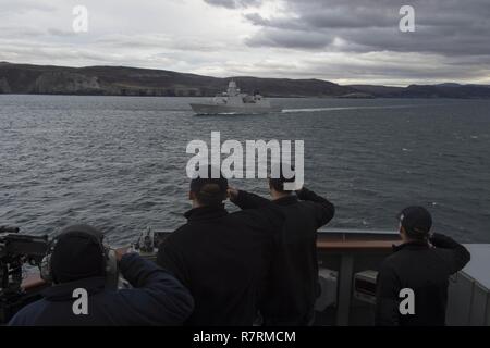 CAPE WRATH, Scozia (3 aprile 2017) velisti assegnati al Arleigh Burke-class guidato-missile destroyer USS Carney (DDG 64) rendere onore a Royal Netherlands Navy frigate HNLMS Tromp (F803) durante l'esercizio comune della Warrior 17-1. Carney è distribuita a Rota, Spagna, conducendo la sua pattuglia di terzi negli Stati Uniti Sesta flotta area di operazioni a sostegno degli Stati Uniti per gli interessi di sicurezza nazionali in Europa. Foto Stock