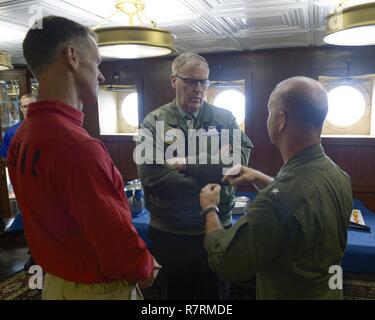 Oceano Pacifico (4 aprile 2017) Vice Segretario della Difesa Robert parla di lavoro con posteriore Adm. William Byrne, sinistra, commander, Carrier Strike gruppo (CSG) 11 e posteriore Adm. Ross Myers, commander, CSG-15 durante una visita alla portaerei USS Nimitz CVN (68). Nimitz è in corso un conduttore composito unità di formazione di esercitare con la Nimitz CSG in preparazione per una prossima distribuzione. Foto Stock