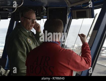 Oceano Pacifico (4 aprile 2017) Vice Segretario della Difesa Robert lavoro osserva le operazioni di volo a bordo della portaerei USS Nimitz CVN (68). Nimitz è attualmente in corso di conduzione formazione composita dell'Unità Esercizio (COMPTUEX) con il vettore Nimitz Strike gruppo in preparazione per una prossima distribuzione. Prove COMPTUEX un carrier strike gruppo mission-la prontezza e la capacità di funzionare come una unità integrata attraverso la simulazione di scenari del mondo reale. Foto Stock