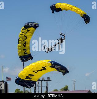 LONG BEACH, Miss. (03 aprile 2017) membri dell'U.S. Navy Parachute Team, il salto delle rane, rompere da un piano basso formazione durante una dimostrazione di paracadutismo a Long Island High School che era parte del Navy settimana/Gulfport Biloxi. La Marina programma settimana serve come la Marina Il principale sforzo di divulgazione nelle aree del paese senza una significativa presenza della Marina. Foto Stock