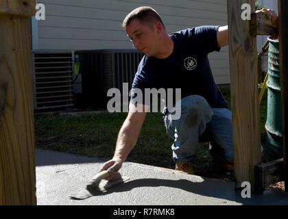 GULFPORT, Miss. (4 aprile 2017) Chief Builder Andrew Brandmeier, con marina Costruzione Gruppo 2 Chief Petty Officer Association, finiture una rampa di handicap versata durante una comunicazione alla comunità evento tenutosi presso il South Mississippi salute mentale in associazione Gulf Port Miss. Gulfport Biloxi/è una delle regioni selezionate per ospitare un 2017 Navy la settimana, una settimana dedicata a sollevare U.S. Navy in consapevolezza attraverso irradiazione locale, nel servizio alla comunità e mostre. Foto Stock