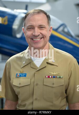 La Cmdr. Eric Doyle, nativo di città della Lega, Texas, è stato selezionato per essere il comandante per gli Stati Uniti Navy dimostrazione di volo squadrone, Blue Angels, durante il 2018 e il 2019 mostra stagioni presso il Museo nazionale di aviazione a bordo Naval Air Station Pensacola, Florida, 4 aprile. Doyle presenterà una relazione per la formazione iniziale in Pensacola in settembre e ufficialmente prendere il comando dello squadrone alla fine dell'air show di stagione in novembre. Foto Stock