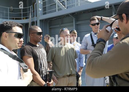 I membri della brigata 3 Team di combattimento, 1° Divisione di cavalleria di ricevere una visita imbarco perquisizione e sequestro sicurezza breve, 28 marzo 2017, Kuwait Base Navale, Kuwait. Consiglio di cooperazione del Golfo e U.S. Speciali forze di funzionamento hanno partecipato a corsi di formazione VBSS a sostegno dell'esercizio Eagle risolvere 2017. Foto Stock