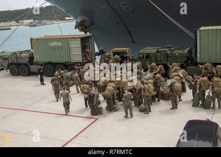 Stati Uniti Marines sbarcare la USS Bonhomme Richard (LHD 6) dopo il ritorno dalla propria molla di pattuglia nella regione asiatica del Pacifico, Aprile 6, 2017. Come il Marine Corps' solo in continuo in avanti dispiegato unità, 31 Marine Expeditionary Unit è preparato a rispondere a una vasta gamma di operazioni militari, dall'assistenza umanitaria missioni ad un numero limitato di operazioni di combattimento, con un preavviso di pochi istanti. Come un equilibrato aria-terra-team della logistica, il trentunesimo MEU è pronto a rispondere in tutta la regione Asia Pacifico. Foto Stock