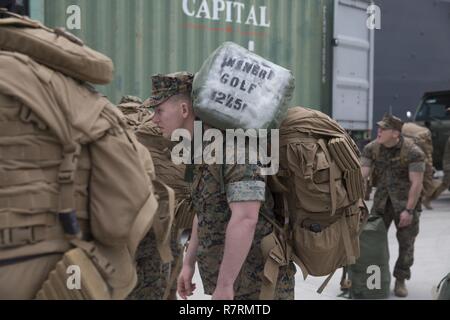 Stati Uniti Marines sbarcare la USS Bonhomme Richard (LHD 6) dopo il ritorno dalla propria molla di pattuglia nella regione asiatica del Pacifico, Aprile 6, 2017. Come il Marine Corps' solo in continuo in avanti dispiegato unità, 31 Marine Expeditionary Unit è preparato a rispondere a una vasta gamma di operazioni militari, dall'assistenza umanitaria missioni ad un numero limitato di operazioni di combattimento, con un preavviso di pochi istanti. Come un equilibrato aria-terra-team della logistica, il trentunesimo MEU è pronto a rispondere in tutta la regione Asia Pacifico. Foto Stock