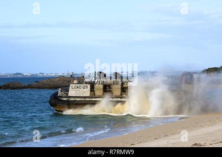 KIN BLUE BEACH, Okinawa (5 aprile 2017) Landing Craft Air Cushion (LCAC) 29, assegnato alla spiaggia navale unità (NBU) 7, si diparte la spiaggia durante un trentunesimo Marine Expeditionary Unit (MEU) offload dall'assalto anfibio nave USS Bonhomme Richard (LHD 6). Bonhomme Richard, ammiraglia del Bonhomme Richard Expeditionary Strike gruppo, con avviato 31 MEU, è su una pattuglia, operando in Indo-Asia-regione del Pacifico per migliorare la prontezza combattimento e la postura in avanti come una pronta risposta in vigore per qualsiasi tipo di emergenza. Foto Stock