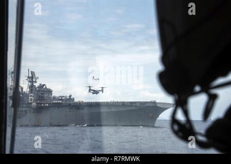 Le acque vicine KIN BLUE BEACH, Okinawa (5 aprile 2017) Landing Craft Air Cushion (LCAC) 29, assegnato alla spiaggia navale unità (NBU) 7, si avvicina all'assalto anfibio nave USS Bonhomme Richard (LHD 6) durante un trentunesimo Marine Expeditionary Unit (MEU) offload. Bonhomme Richard, ammiraglia del Bonhomme Richard Expeditionary Strike gruppo, con avviato 31 MEU, è su una pattuglia, operando in Indo-Asia-regione del Pacifico per migliorare la prontezza combattimento e la postura in avanti come una pronta risposta in vigore per qualsiasi tipo di emergenza. Foto Stock