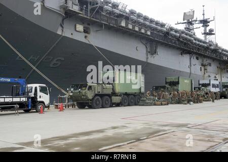 Spiaggia Bianca, Okinawa (Aprile 6, 2017) Marines, assegnato al trentunesimo Marine Expeditionary Unit (MEU), ingranaggio di carico in un veicolo logistico di sostituzione del sistema (LVSR) durante un offload dall'assalto anfibio nave USS Bonhomme Richard (LHD 6). Bonhomme Richard, ammiraglia del Bonhomme Richard anfibio gruppo pronto è su una pattuglia, operando in Indo-Asia-regione del Pacifico per migliorare la prontezza combattimento e la postura in avanti come una pronta risposta in vigore per qualsiasi tipo di emergenza. Foto Stock