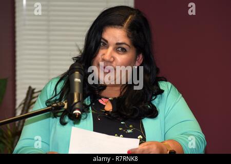 Meritere Cornelio, U.S. Esercito di ingegneri del distretto di Nashville assistente amministrativo presenta un regalo a Mike Wilson durante il suo pensionamento cerimonia presso la sede del distretto di Nashville, Tennessee, Marzo 31, 2017. Cornelio, Wilson il segretario, fatta la presentazione a nome dei dipendenti del distretto di Nashville. (USACE Foto Stock