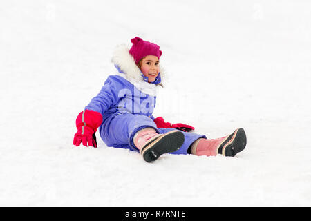 Felice bambina in abbigliamento invernale all'aperto Foto Stock