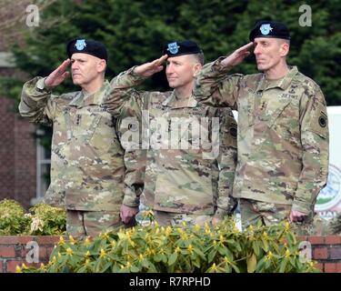 Comandante generale degli Stati Uniti Forze armate comando (FORSCOM) gen. Robert Abrams (centro), in uscita comandando il tenente generale Gen. Stephen Lanza (sinistra) e comandando in arrivo il tenente generale Gen. Gary Volesky (destra) rendono onori durante la riproduzione di un inno nazionale durante i Corps Modifica del comando cerimonia alla base comune Lewis-Mccorda, Washington, 3 aprile 2017. Foto Stock