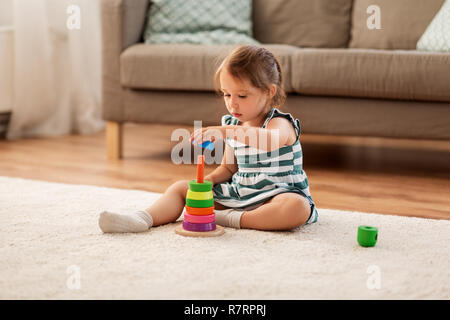 Happy Baby girl giocando con blocchi giocattolo a casa Foto Stock