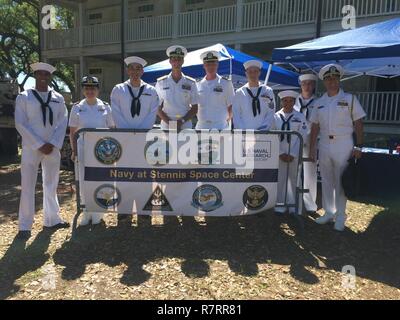 Ammiraglio Tim Gallaudet, commander, Navale Meteorologia ed oceanografia comando, si arresta per il "Marina presso Stennis" presentano al 1 aprile Mississippi la celebrazione del bicentenario a Centennial Plaza di Gulfport per visitare con i marinai sotto la sua direzione dalla Naval Oceanographic Office, oceanografia navale comando delle operazioni navali e miniera di Oceanografia Warfare Center, tutti basati a Stennis Space Center. Nella foto a sinistra a destra è Airman McKinley Wyche, Lt. Roslyn Albee, Airman Alex Torres, posteriore Adm. Tim Gallaudet, Lt. Justin Shaw, Sottufficiali Nicholas Vojak, Sottufficiali Alecx Morgan, Airman crusca Foto Stock