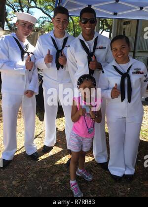 Marinai del Naval Oceanography Mine Warfare Center posano con un minuscolo visitatore al Mississippi Bicentenario durante la settimana della Marina Costa del Golfo del Mississippi il 1 aprile. Nella foto a sinistra a destra sono Airman Brandon Vanbuytene, Airman Alex Torres, Airman McKinley Wyche e Sottufficiali Alecx Morgan. Foto Stock