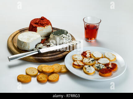 Piatto di crostini con formaggi freschi Foto Stock