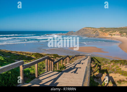 Passerella in legno alla bellissima spiaggia Foto Stock