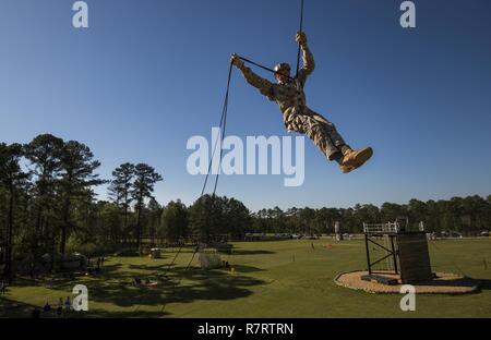 Un U.S. Army Ranger rappels giù una torre durante il miglior Ranger concorrenza 2017 a Fort Benning, Ga., 8 aprile 2017. La trentaquattresima edizione annuale di David E. Grange Junior Ranger migliore concorrenza 2017 è un evento di tre giorni consistente di sfide per testare concorrente del fisico, mentale e capacità tecniche. Foto Stock