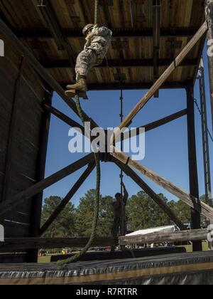 Stati Uniti Army Ranger salire una torre ostacolo durante la migliore concorrenza Ranger 2017 a Fort Benning, Ga., 8 aprile 2017. La trentaquattresima edizione annuale di David E. Grange Junior Ranger migliore concorrenza 2017 è un evento di tre giorni consistente di sfide per testare concorrente del fisico, mentale e capacità tecniche. Foto Stock