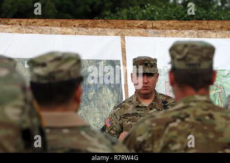 Lt. Col. Daniel Anderson, comandante del battaglione dell'esercito della California la Guardia Nazionale il 3° Battaglione, centoquarantesimo reggimento di aviazione, antenna aggiornamenti membri di equipaggio 8 Aprile durante Wildland formazione antincendio presso Allen Ranch, Martell, California. Il riparo di aria attivi erano la formazione con CAL FIRE in preparazione per la prossima stagione di fuoco. Foto Stock