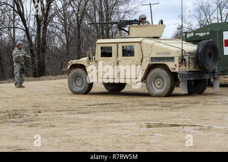 La riserva di esercito di Spc. Carlos Santos Martinez, dal 430th Quartermaster Company, basata al di fuori del Fort Buchanan, Puerto Rico, guida il suo team di Humvee durante il funzionamento freddo Acciaio a Fort McCoy, Wis., il 31 marzo 2017. La società è assegnato al primo MSC, basata al di fuori del Fort Buchanan, Puerto Rico, che fornisce il comando della missione assegnata all unità dell'esercito di riserva nel Porto Rico e Stati Uniti Isole vergini per assicurare l'unità pronta a distribuire in guerra e ad eseguire correttamente le loro missioni di guerra. Funzionamento a freddo è di acciaio negli Stati Uniti Esercito della riserva equipaggio servito armi di qualifica e validazione exerc Foto Stock