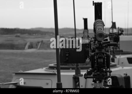 Luce di medie veicoli tattici, montato con equipaggio servito armi, sono messi in scena in preparazione il funzionamento freddo Acciaio qualifica finale sulla gamma 2 di Fort McCoy, Wis., 2 aprile 2017. Funzionamento a freddo è di acciaio negli Stati Uniti La riserva di esercito di equipaggio è servita la qualifica di armi ed esercizio di convalida per garantire che l'America dell'esercito di unità di riserva e soldati sono addestrati e pronto per la distribuzione con breve preavviso e portare la lotta contro-pronto, letali armi da fuoco a sostegno dell'esercito e ai nostri partner in tutto il mondo. Foto Stock