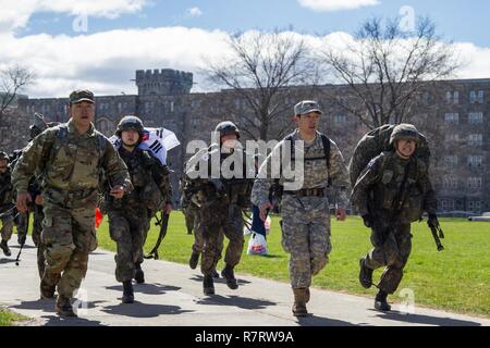 Esercito sudcoreano, cadetti, con il supporto dalla U.S. Esercito di cadetti, gara verso la linea di finitura durante il 2017 Sandhurst militare concorso di competenze presso l'Accademia Militare degli Stati Uniti, West Point, NY, 8 aprile 2017. Durante Sandhurst, 62 squadre che rappresentano 12 internazionale delle accademie militari, quattro Stati Uniti service accademie e otto programmi ROTC gareggiato in 11 eventi in tutta una 23-Mile corso. Foto Stock