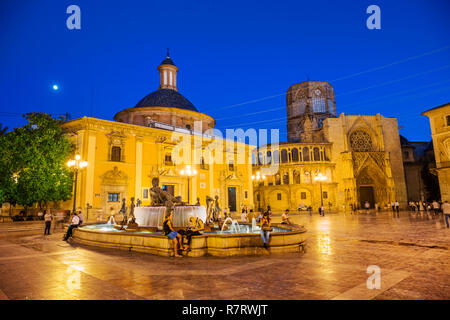 Fontana di Turia, Virgen de los Desamparados Basílica e Santa Maria de Cattedrale di Valencia. Piazza della Vergine al crepuscolo, Valencia, Comunidad Valenciana. Spagna Foto Stock