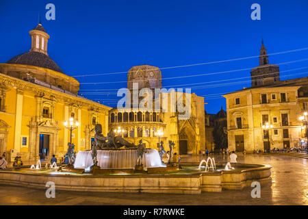 Fontana di Turia, Virgen de los Desamparados Basílica e Santa Maria de Cattedrale di Valencia. Piazza della Vergine al crepuscolo, Valencia, Comunidad Valenciana. Spagna Foto Stock