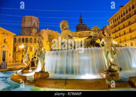 Fontana di Turia, Virgen de los Desamparados Basílica e Santa Maria de Cattedrale di Valencia. Piazza della Vergine al crepuscolo, Valencia, Comunidad Valenciana. Spagna Foto Stock