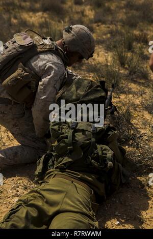 Stati Uniti Marine Sgt. Matthew Mitchell, una macchina gunner con Marine forza rotazionale Europa 17.1, incarica un soldato israeliano durante un live-fire mitragliatrice gamma in Israele, 27 marzo 2017. La cooperazione tra gli Stati Uniti e le forze israeliane si è importante per la stabilità in Medio Oriente. Stati Uniti Marine Corps Foto Stock