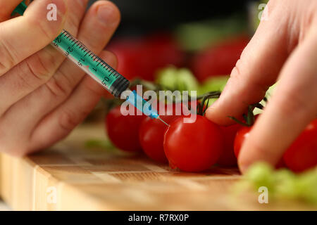 Cuocere in cucina introduce ingrediente segreto Foto Stock