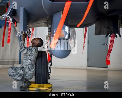 Senior Airman Aubrey Sloan, 96Manutenzione aeromobili squadrone rosso, esegue controlli di precarico all inizio del Team Eglin carico di armi la concorrenza il 7 aprile a Eglin Air Force Base, Fla. squadre da la 96ala prova e xxxiii Fighter Wing gareggiato per vedere chi potrebbe caricare fino a due armi sul loro aeromobili designato il modo più rapido e con il minor numero di errori. La trentatreesima FW team ripetuto come campione di base. Foto Stock