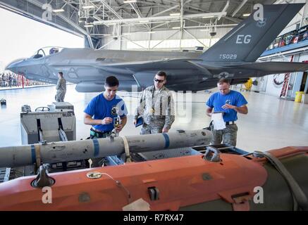 La 96Manutenzione aeromobili squadrone Blue team inizia la preparazione dell'AIM-120 missile per il carico durante il Team Eglin carico di armi la concorrenza il 7 aprile a Eglin Air Force Base, Fla. squadre da la 96ala prova e xxxiii Fighter Wing gareggiato per vedere chi potrebbe caricare fino a due armi sul loro aeromobili designato il modo più rapido e con il minor numero di errori. La trentatreesima FW team ripetuto come campione di base. Foto Stock