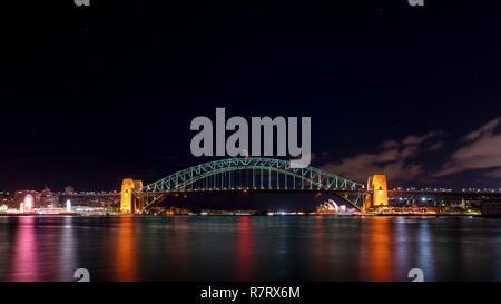 Notte Tempo colpo di Sydney Harbour Bridge e Opera House da Milsons Point, NSW, Australia. Foto Stock