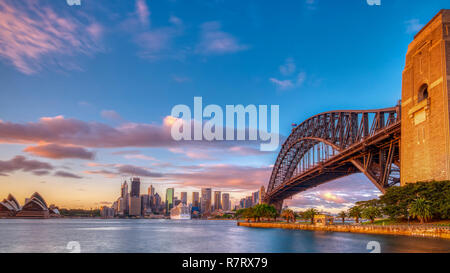 Alba sul Porto di Sydney da Milsons Point, NSW, Australia Foto Stock