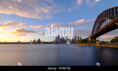 Alba sul Porto di Sydney da Milsons Point, NSW, Australia Foto Stock