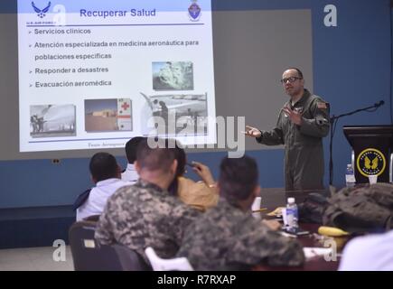 Stati Uniti Air Force Capt. Ricardo Sequeira, 628th Medical Operations Support Squadron e xiv Airlift Squadron Chirurgo di volo, Base comune Charleston, Carolina del Sud, parla di medicina aerospaziale con aria honduregno obbligare i membri come parte di un esperto in materia di exchange in Tegucigalpa, Honduras, 4 aprile. La salute globale di impegno degli Stati Uniti ha portato e controparti honduregno insieme per costruire e rafforzare le relazioni con i partner. Foto Stock